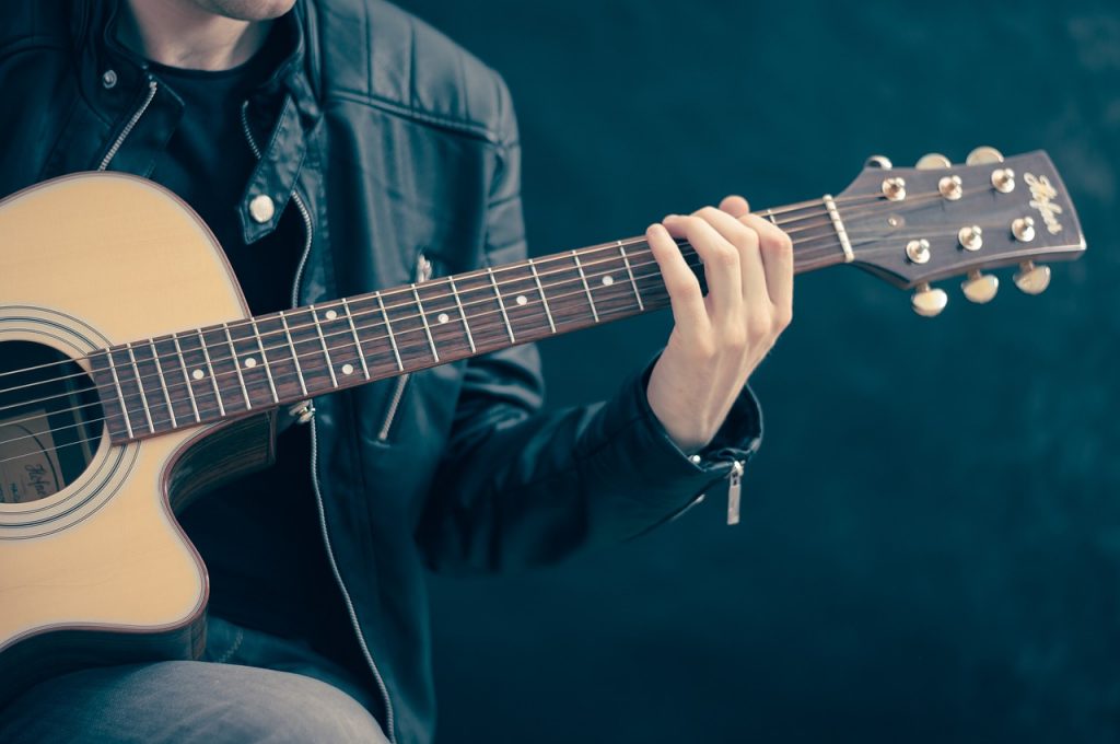 Músico con guitarra acústica